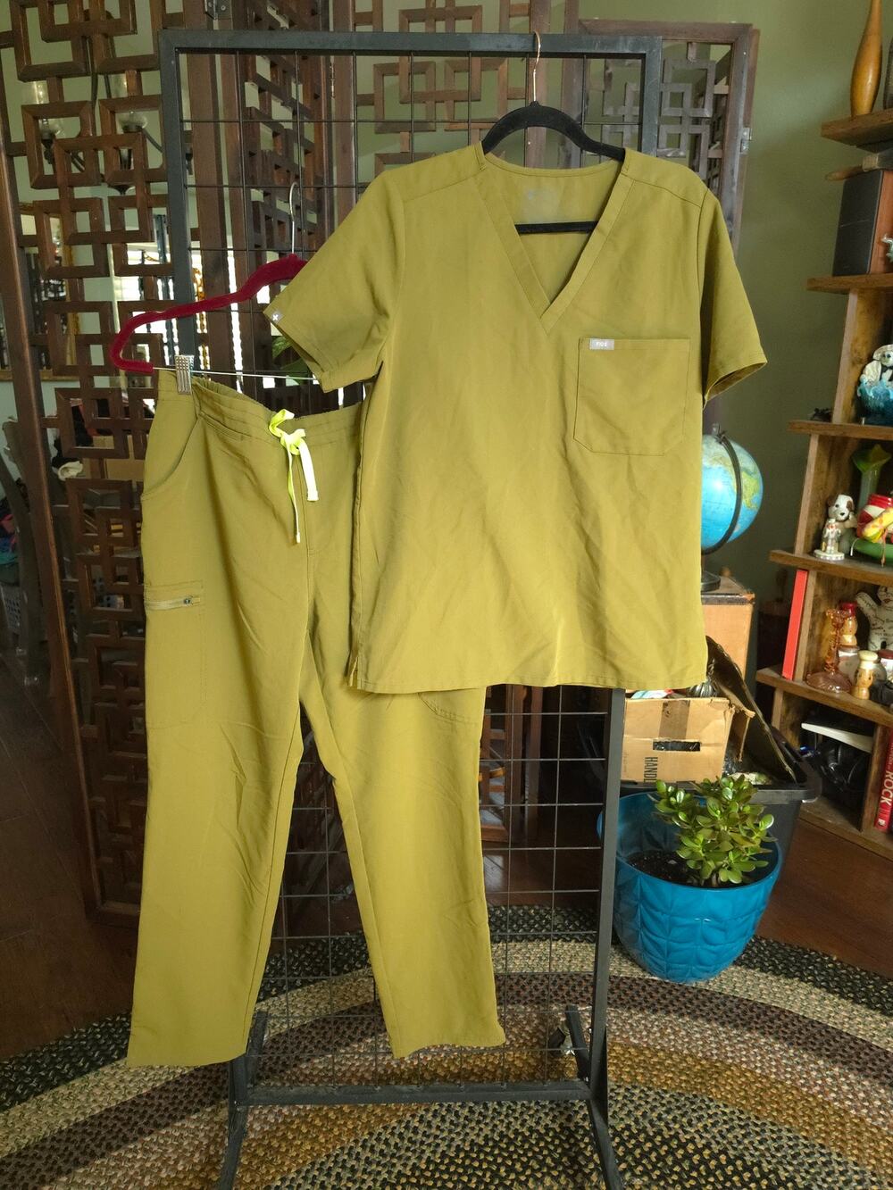 FIGS Scrub Set Catarina V-Neck Top & Yola Straight Leg Pants Olive Green Large